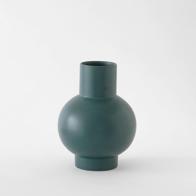 ceramic Strøm Vase large in green gables, white background - NAVE shop -online concept store