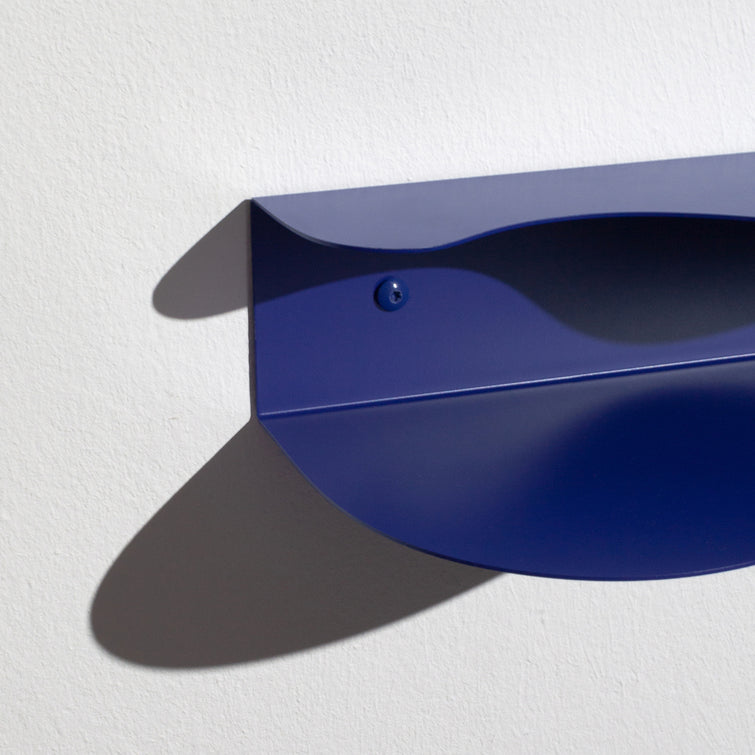 detail of wavy blob shelf by Pablo Octavio, slim hallway shelf, hallway furniture and accessories, Flur Wandregal, available at nave shop - online concept storer