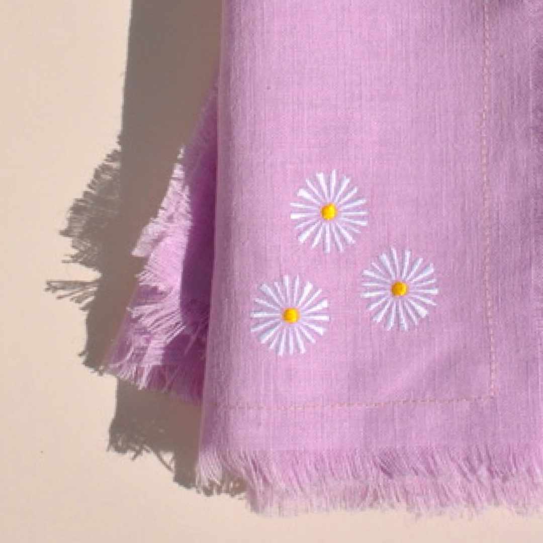 2 lilac linen Daisy napkins, Leinen Serviette mit Blümchen Muster - nave selects collection, tableware